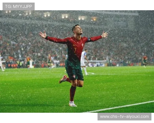 C罗新纪录庆祝时让孩子上场，画面温馨